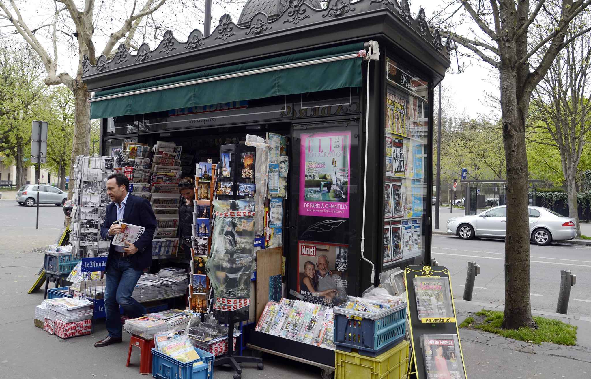 2048x1536-fit_kiosque-journaux-paris