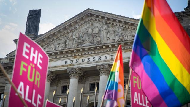 le-bundesrat-vote-une-resolution-favorable-au-mariage-gay