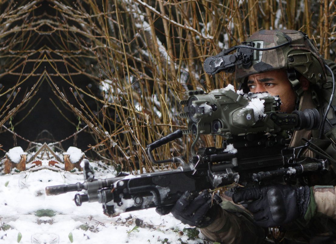 Soldat En équipement De Combat Militaire Patriotisme Protection Guerre  Combat Prêt Concept